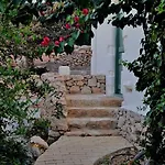 Pambelos Lodge *